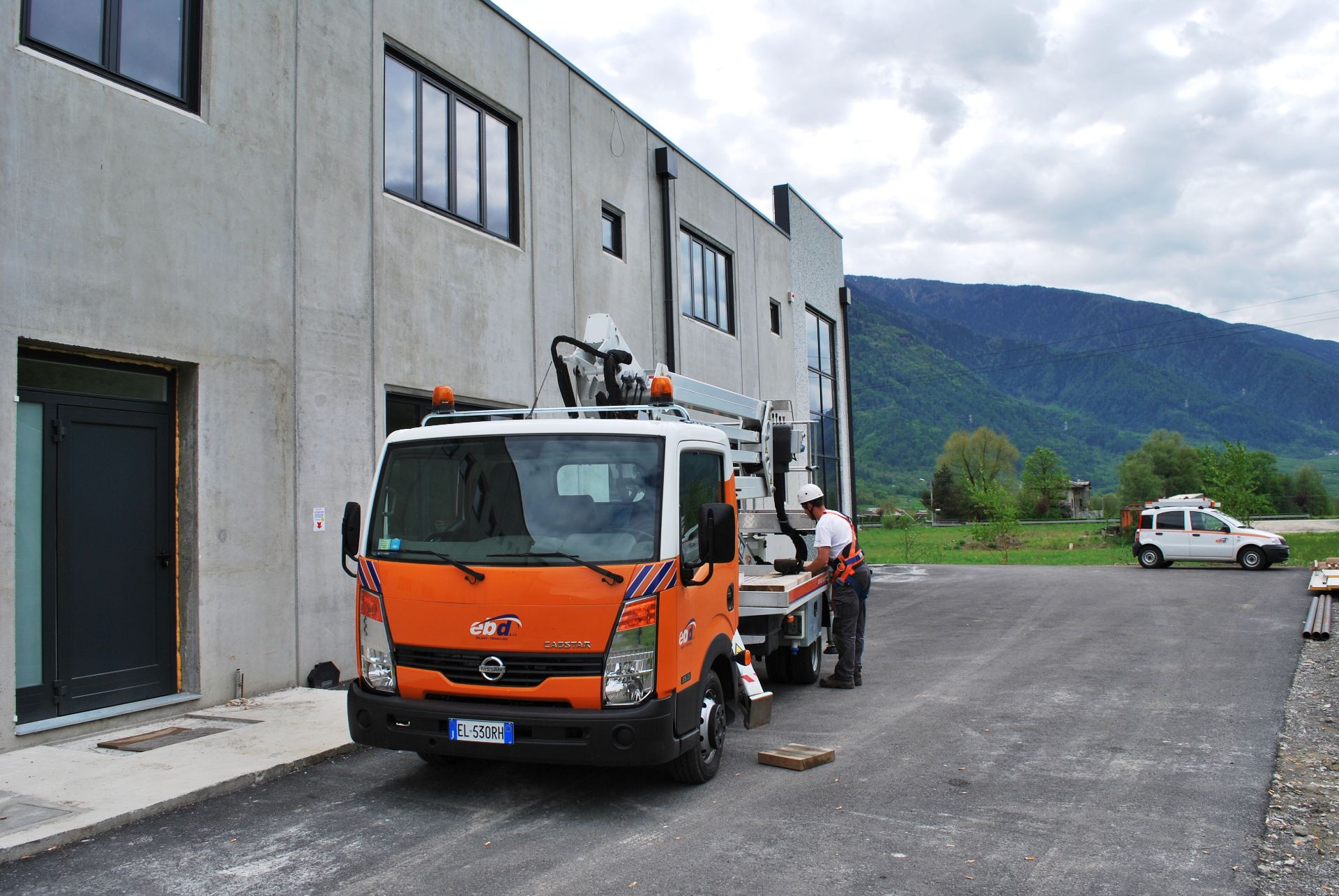 Mezzo EBD con cestello davanti alla sede